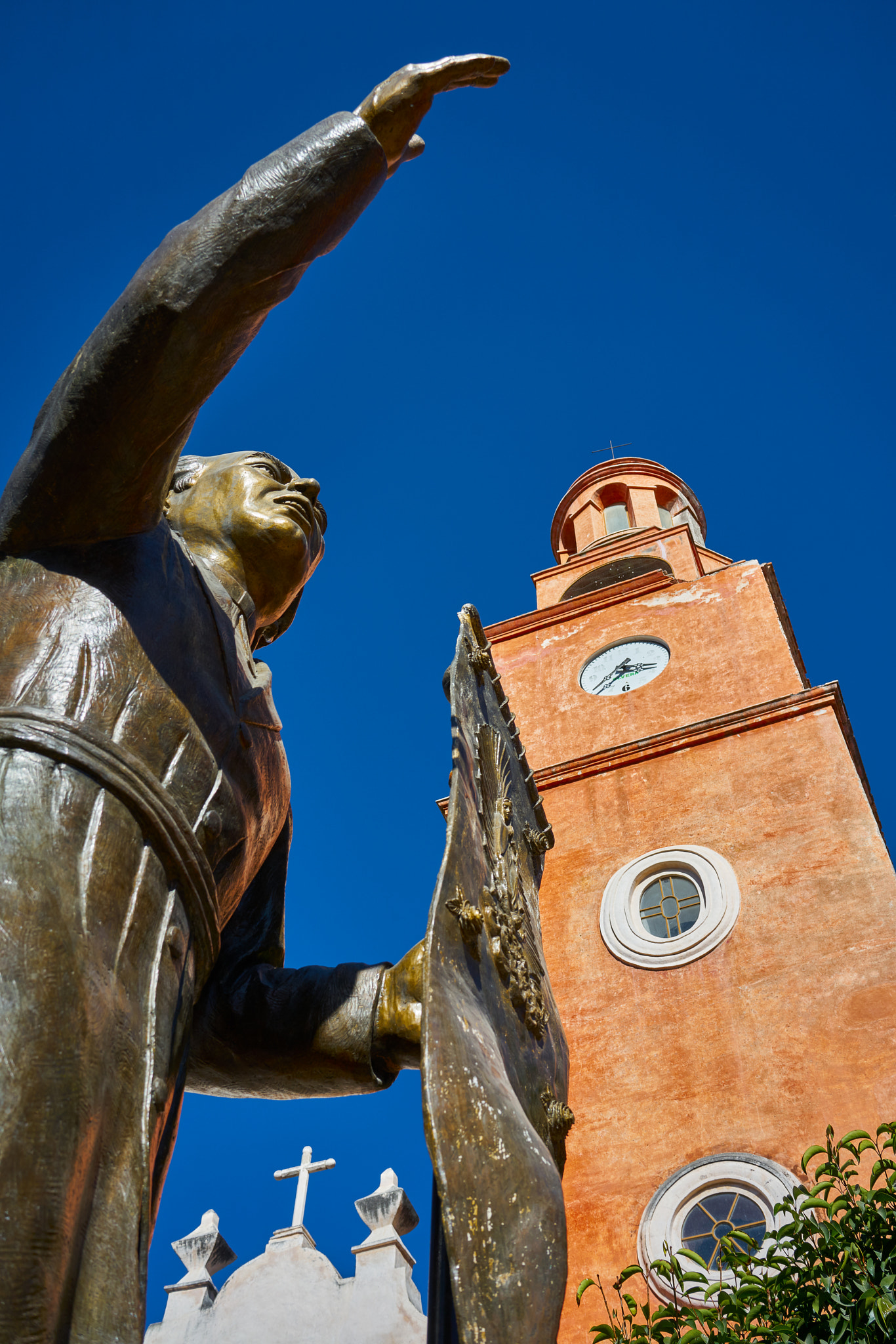 Sony a7R II + Sony Sonnar T* FE 35mm F2.8 ZA sample photo. Statue and clock tower photography
