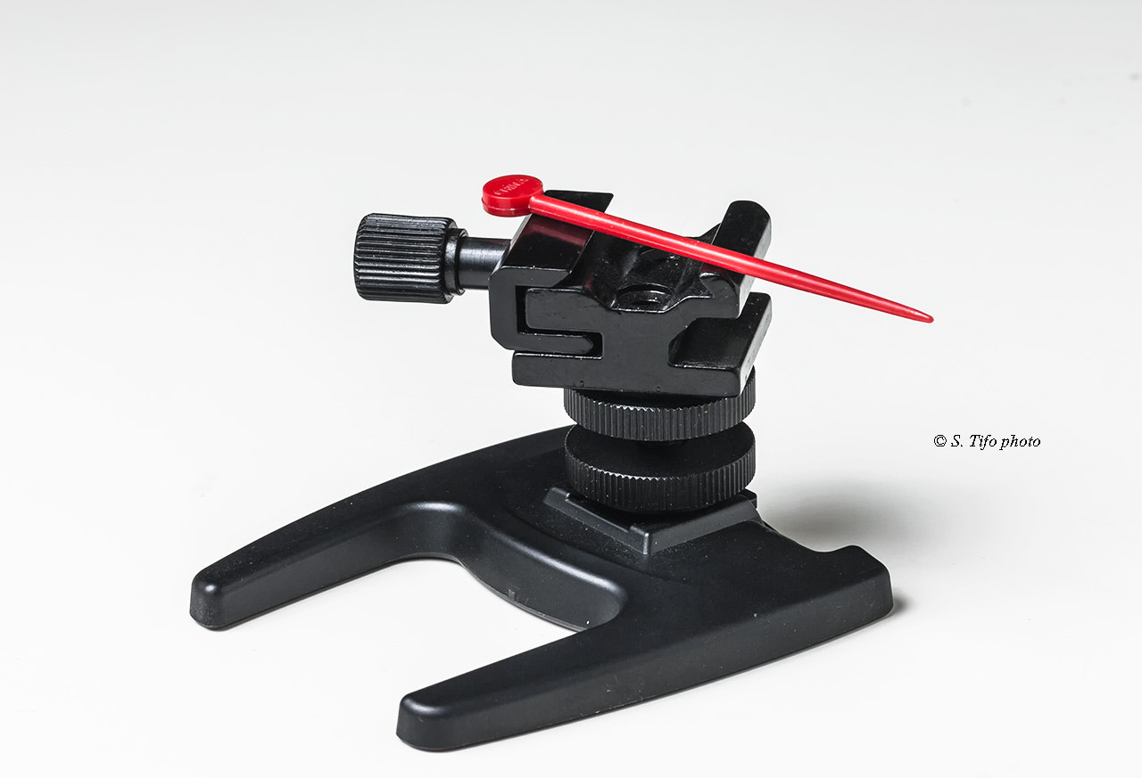 Canon EF-S 60mm F2.8 Macro USM sample photo. Flash support with something red ... photography