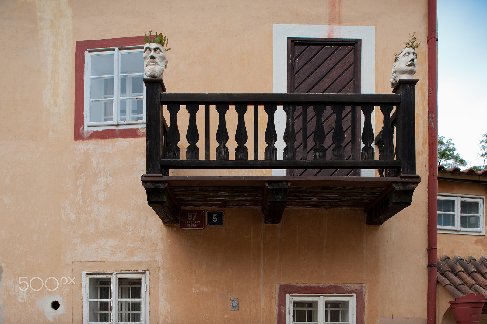 Nikon D700 + Nikon PC-E Nikkor 24mm F3.5D ED Tilt-Shift sample photo. Balcony with heads photography