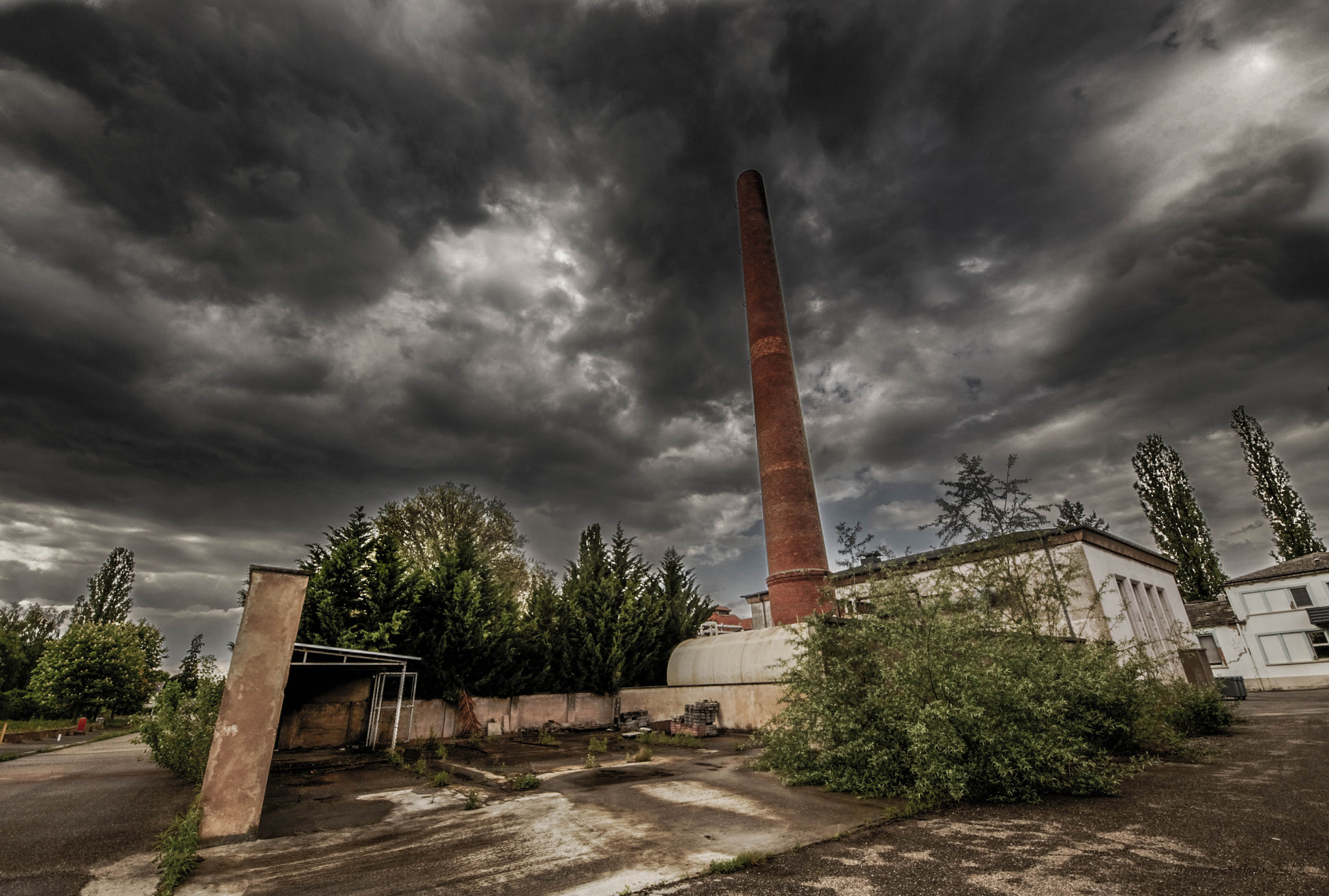 Sigma 8-16mm F4.5-5.6 DC HSM sample photo. Colère sur l'usine photography