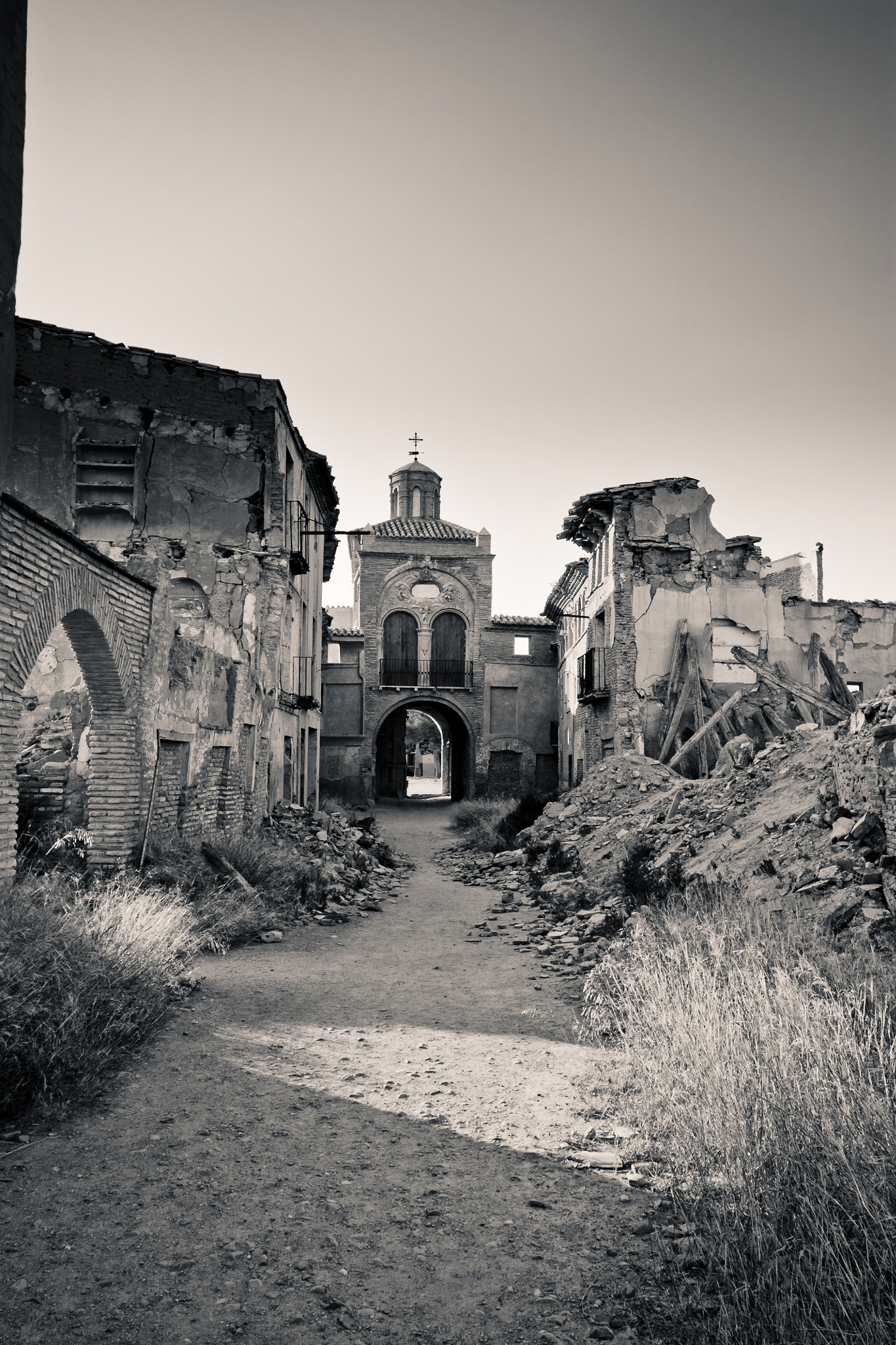 Canon EOS 450D (EOS Rebel XSi / EOS Kiss X2) + Sigma 10-20mm F4-5.6 EX DC HSM sample photo. Old town of belchite photography