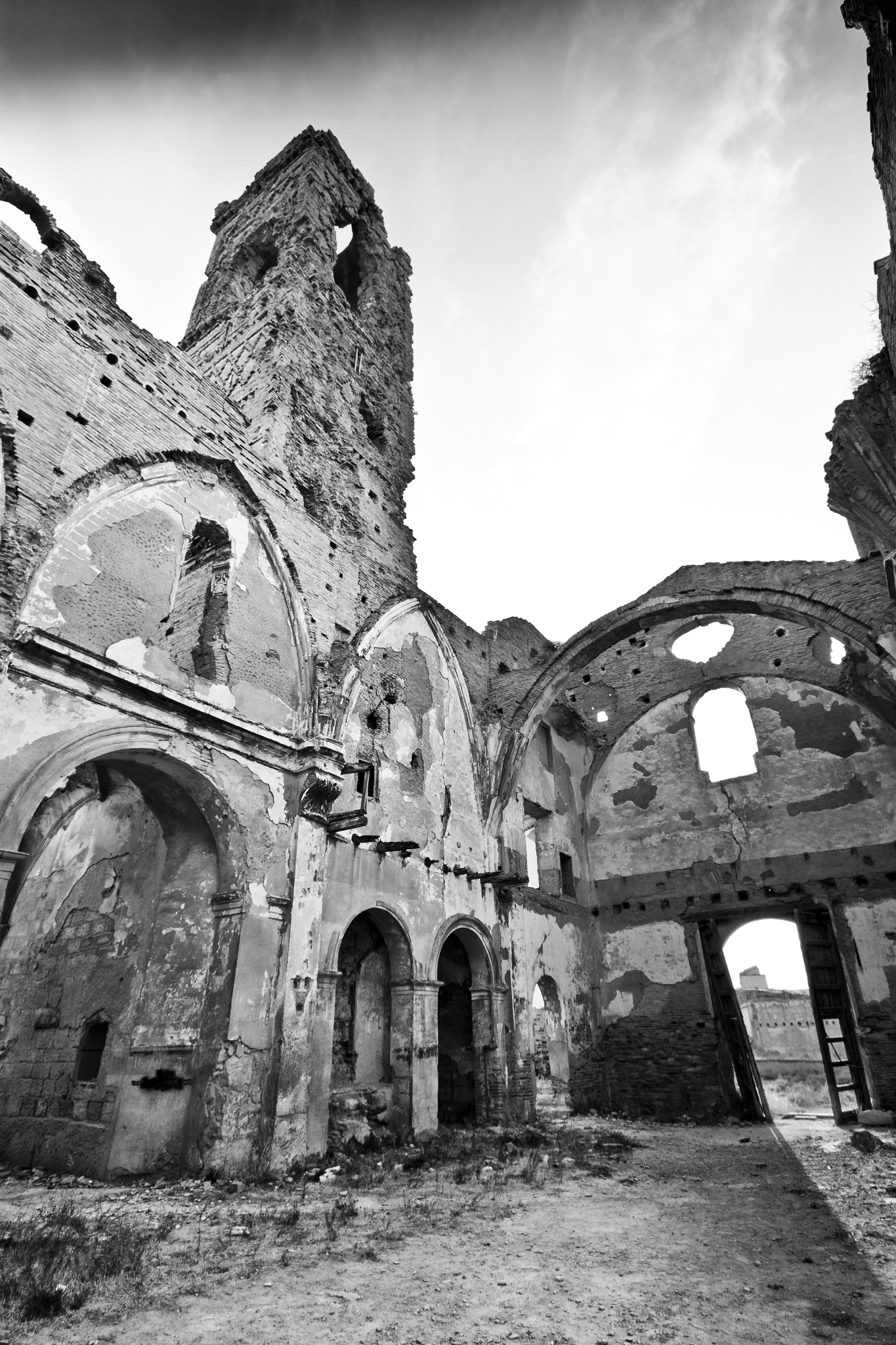 Canon EOS 450D (EOS Rebel XSi / EOS Kiss X2) + Sigma 10-20mm F4-5.6 EX DC HSM sample photo. Old town of belchite photography