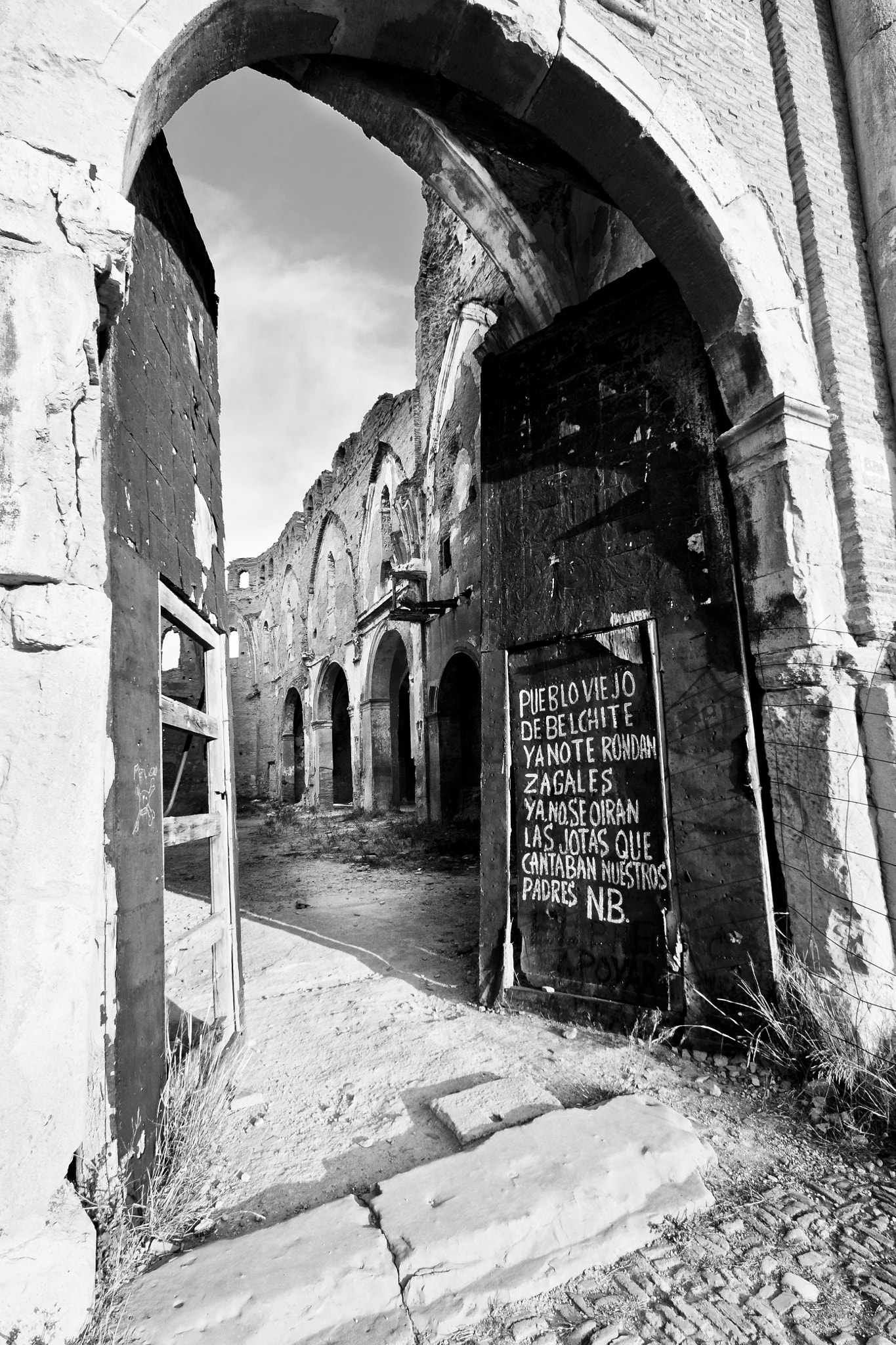 Canon EOS 450D (EOS Rebel XSi / EOS Kiss X2) + Sigma 10-20mm F4-5.6 EX DC HSM sample photo. Old town of belchite photography