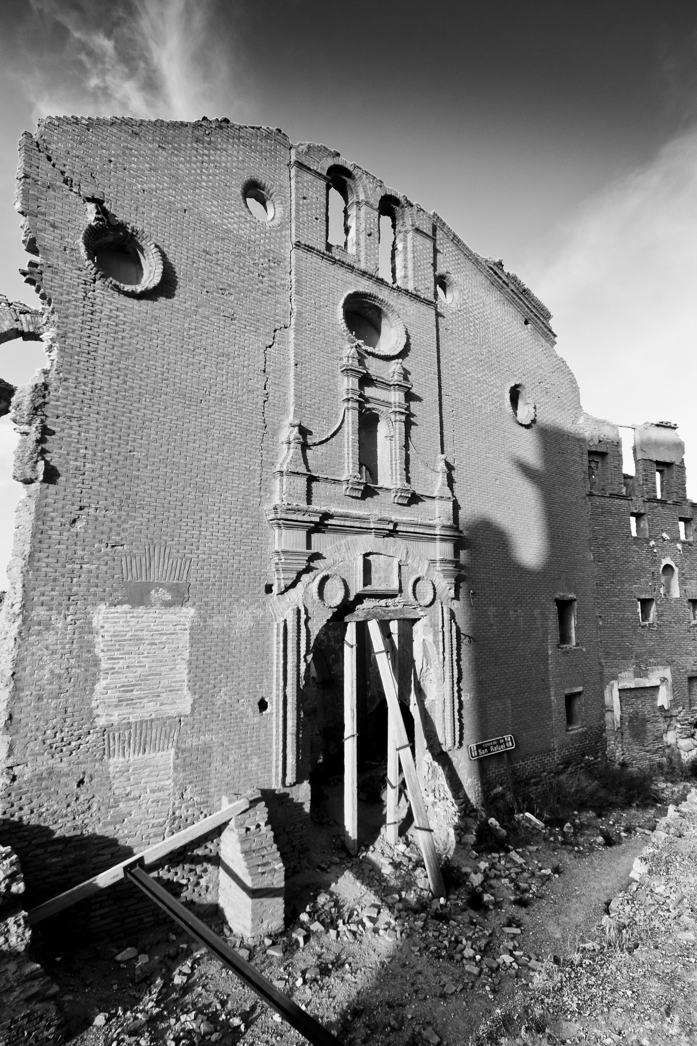 Canon EOS 450D (EOS Rebel XSi / EOS Kiss X2) + Sigma 10-20mm F4-5.6 EX DC HSM sample photo. Old town of belchite photography