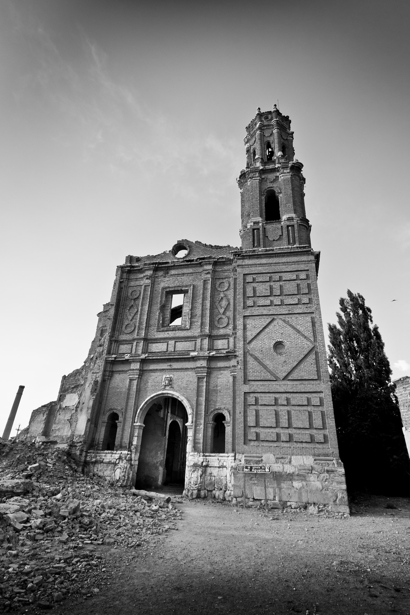 Canon EOS 450D (EOS Rebel XSi / EOS Kiss X2) + Sigma 10-20mm F4-5.6 EX DC HSM sample photo. Old town of belchite photography