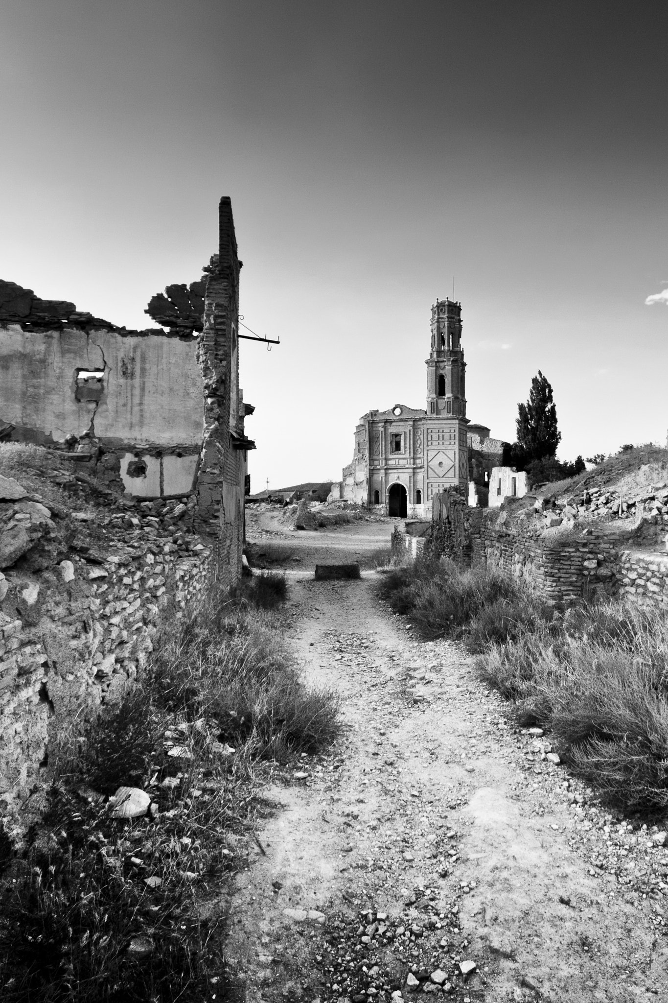Canon EOS 450D (EOS Rebel XSi / EOS Kiss X2) + Sigma 10-20mm F4-5.6 EX DC HSM sample photo. Old town of belchite photography
