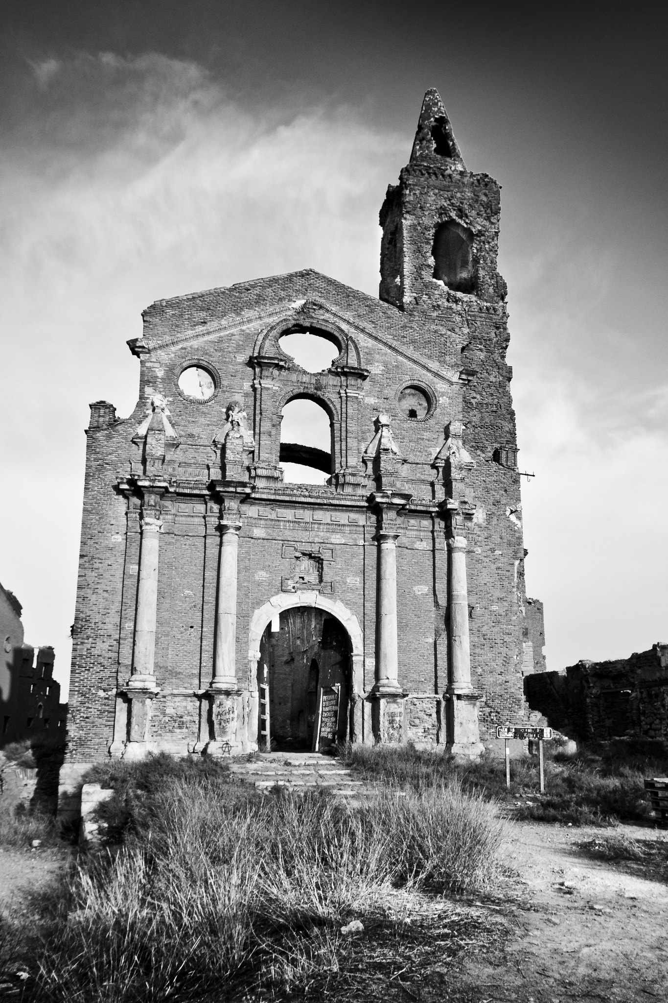 Canon EOS 450D (EOS Rebel XSi / EOS Kiss X2) + Sigma 10-20mm F4-5.6 EX DC HSM sample photo. Old town of belchite photography