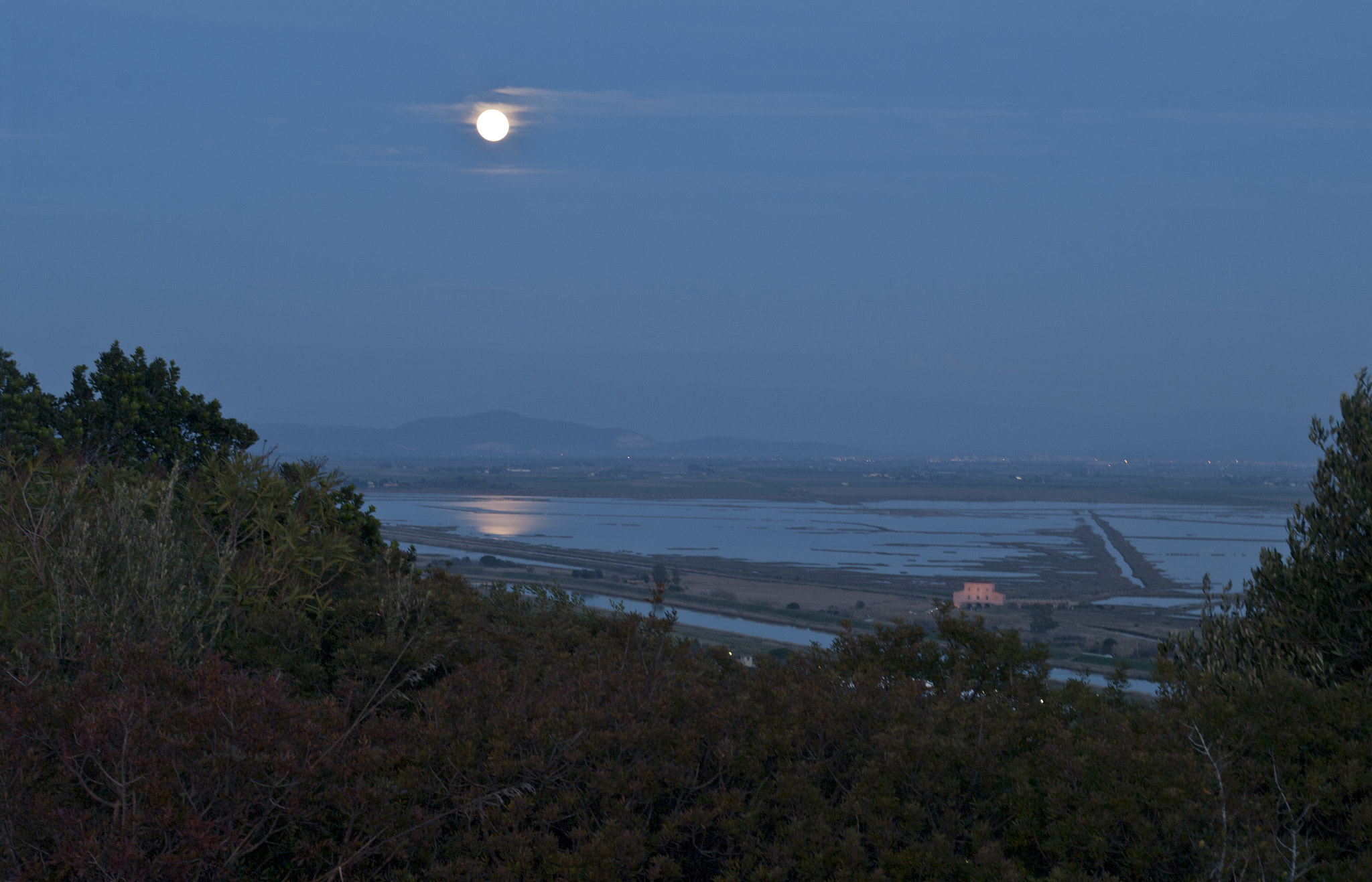 Pentax K20D sample photo. The moon reflects itself on the diaccia botrona photography