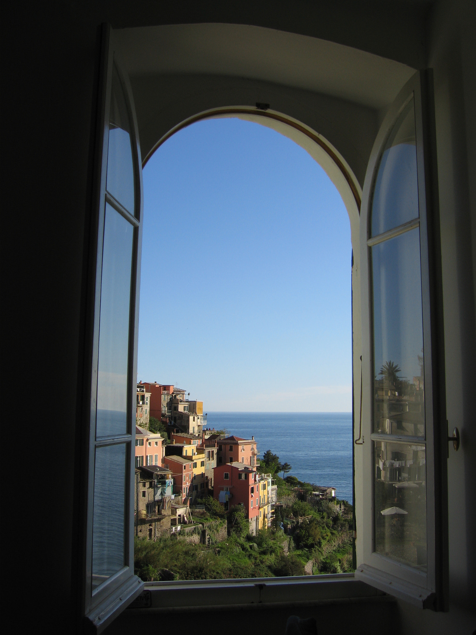 Canon POWERSHOT SD500 sample photo. Cinque terre - corniglia - hotel window photography