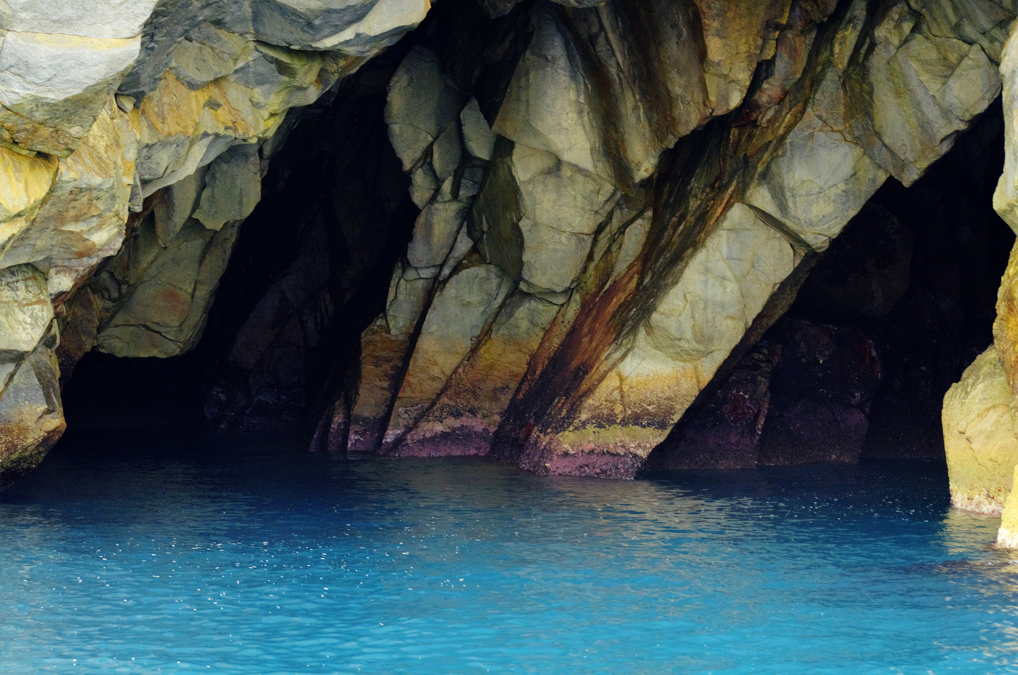 Nikon D7000 + AF Nikkor 70-210mm f/4-5.6 sample photo. Sea cave photography