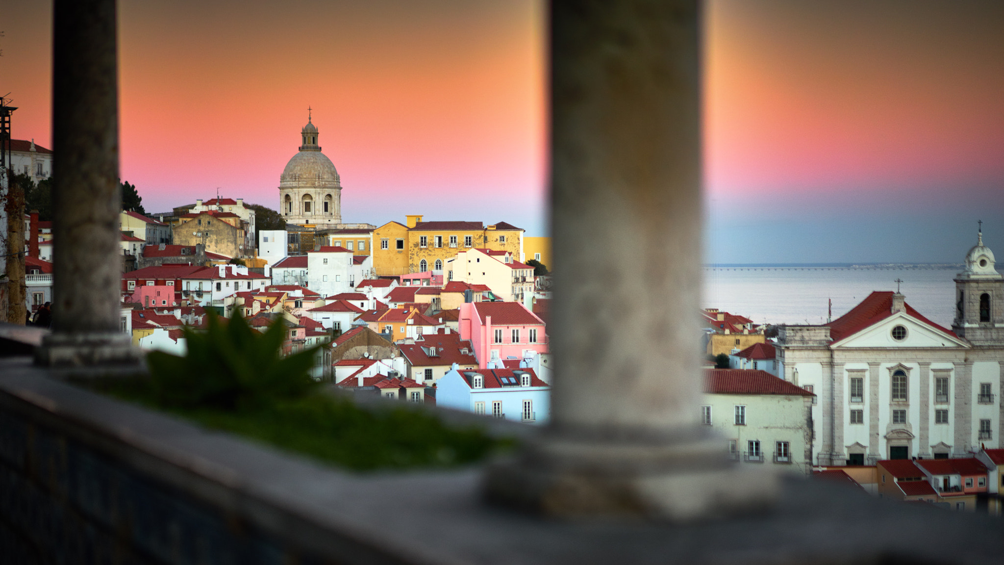 Sony Sonnar T* FE 55mm F1.8 ZA sample photo. Colors of alfama photography