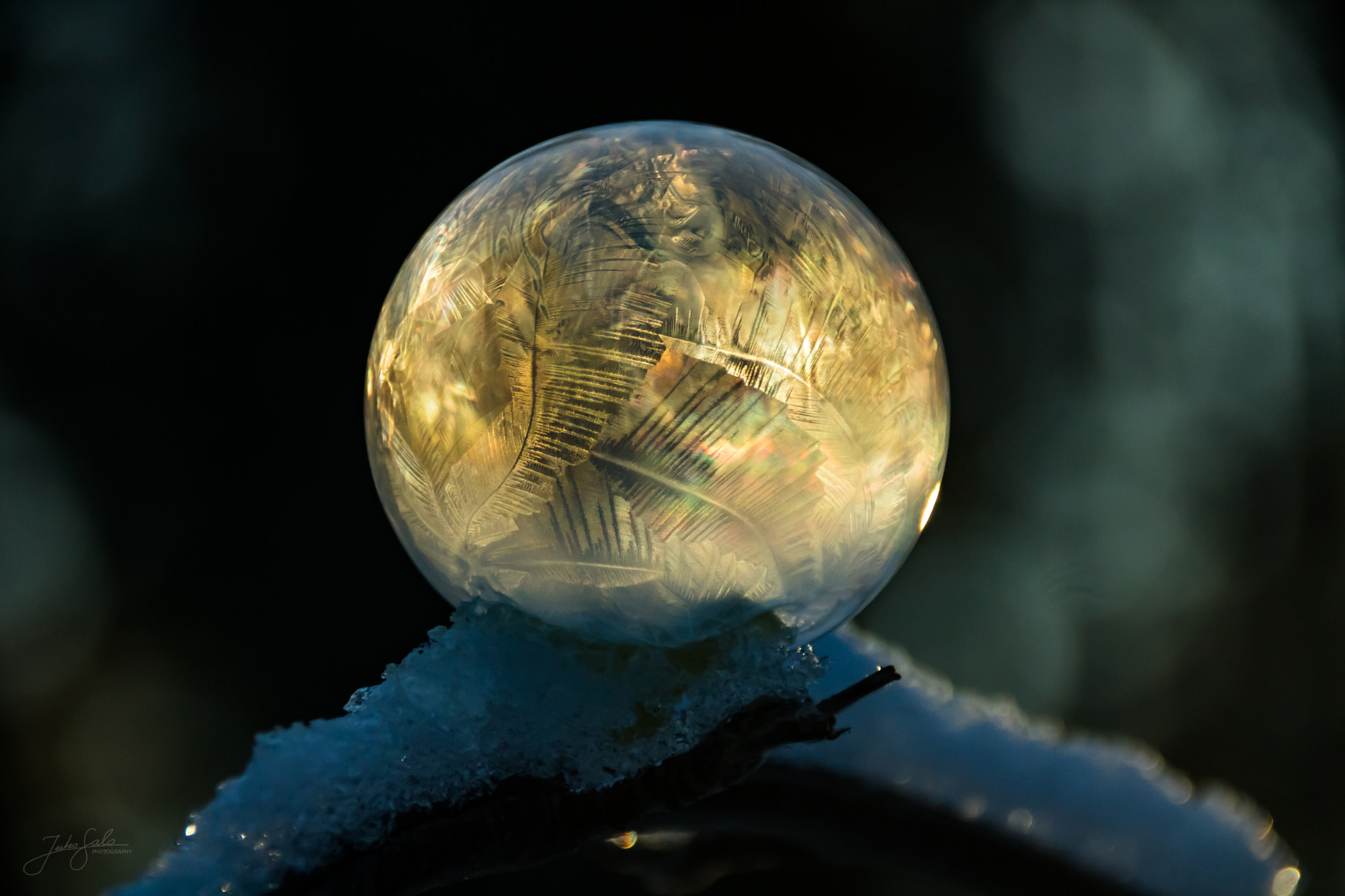 Canon EOS 760D (EOS Rebel T6s / EOS 8000D) + Canon EF 75-300mm F4.0-5.6 IS USM sample photo. Icy soap bubble. photography