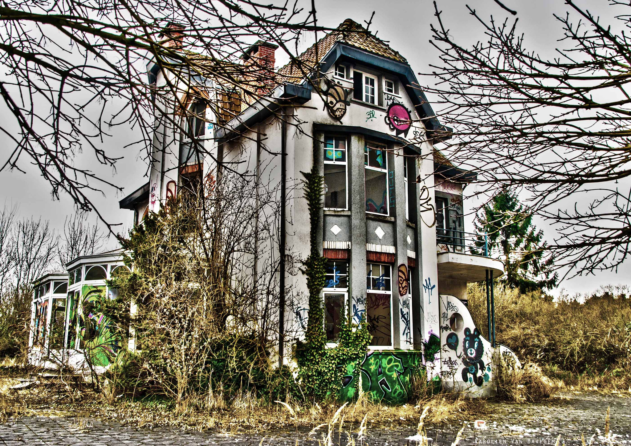 Nikon D3000 + Sigma 18-200mm F3.5-6.3 DC OS HSM sample photo. Graffiti mansion photography