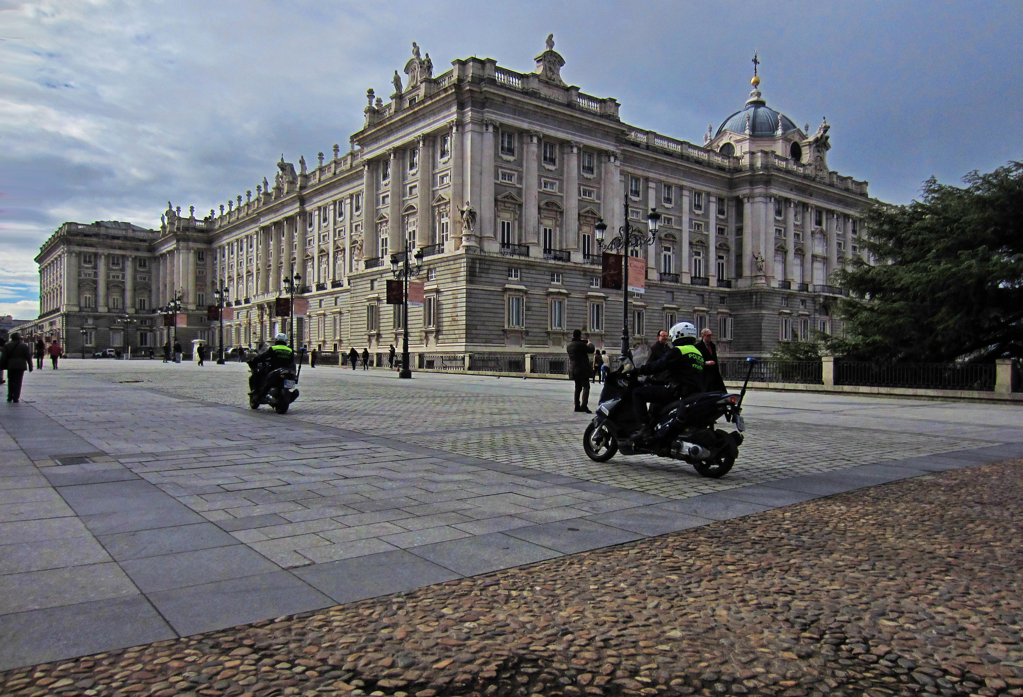 Canon PowerShot ELPH 300 HS (IXUS 220 HS / IXY 410F) sample photo. Royal palace photography