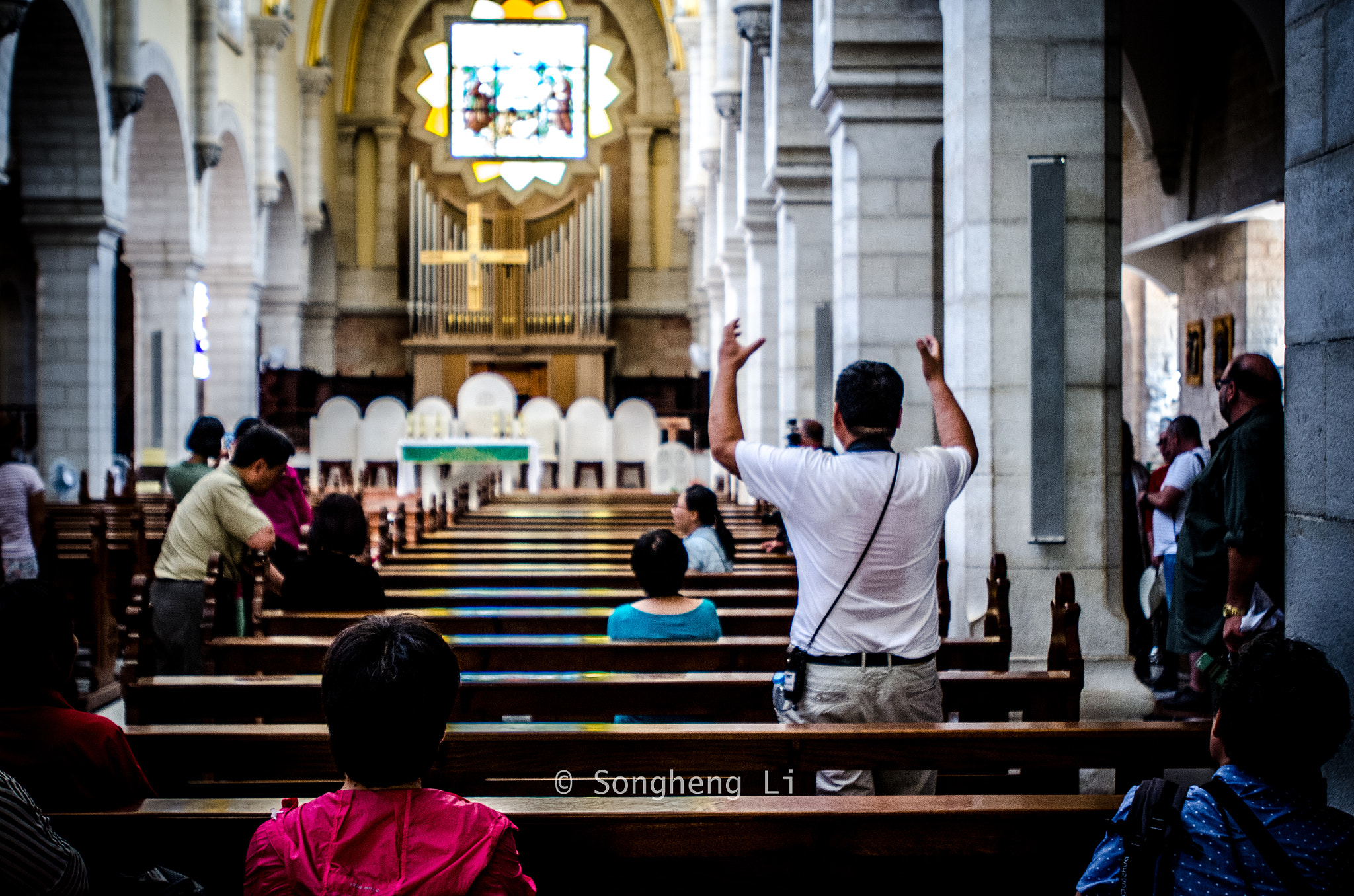 Nikon D7000 + Nikon AF-S Nikkor 17-35mm F2.8D ED-IF sample photo. Tourist singing at the church photography