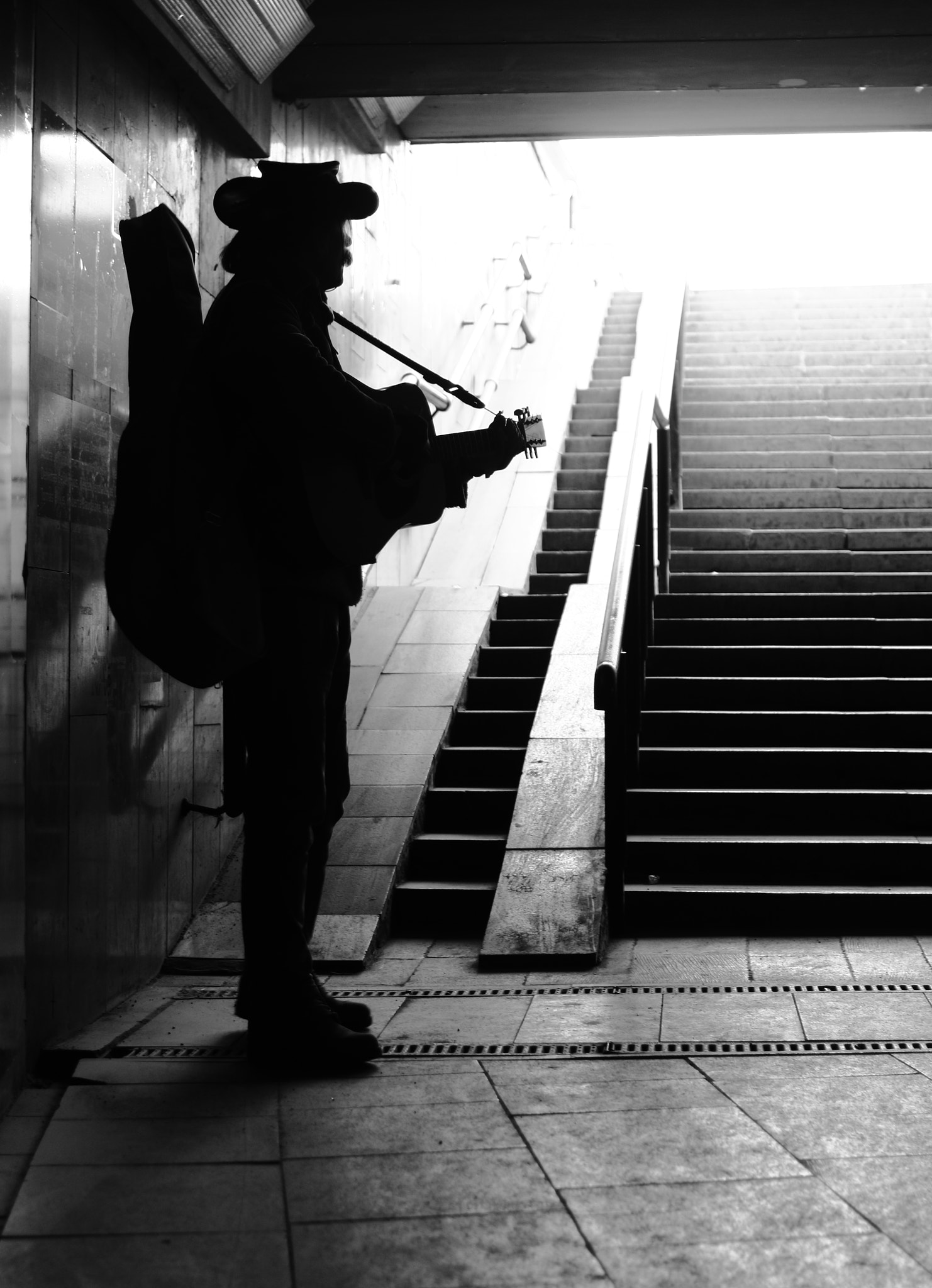 Canon EOS 700D (EOS Rebel T5i / EOS Kiss X7i) + Canon EF 35mm F2 sample photo. Le guitariste photography