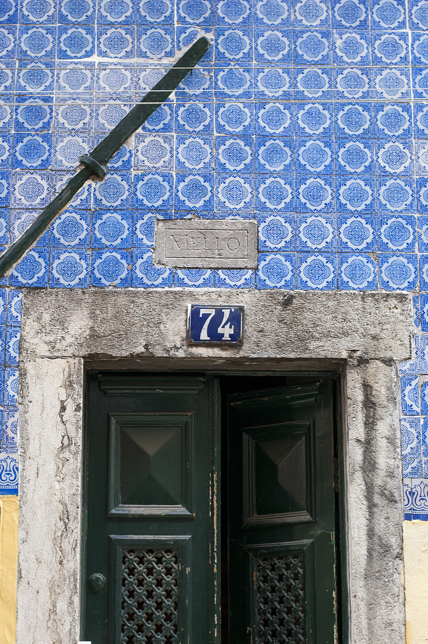 Nikon D40 + Nikon AF-S Nikkor 50mm F1.8G sample photo. Lisbon photography