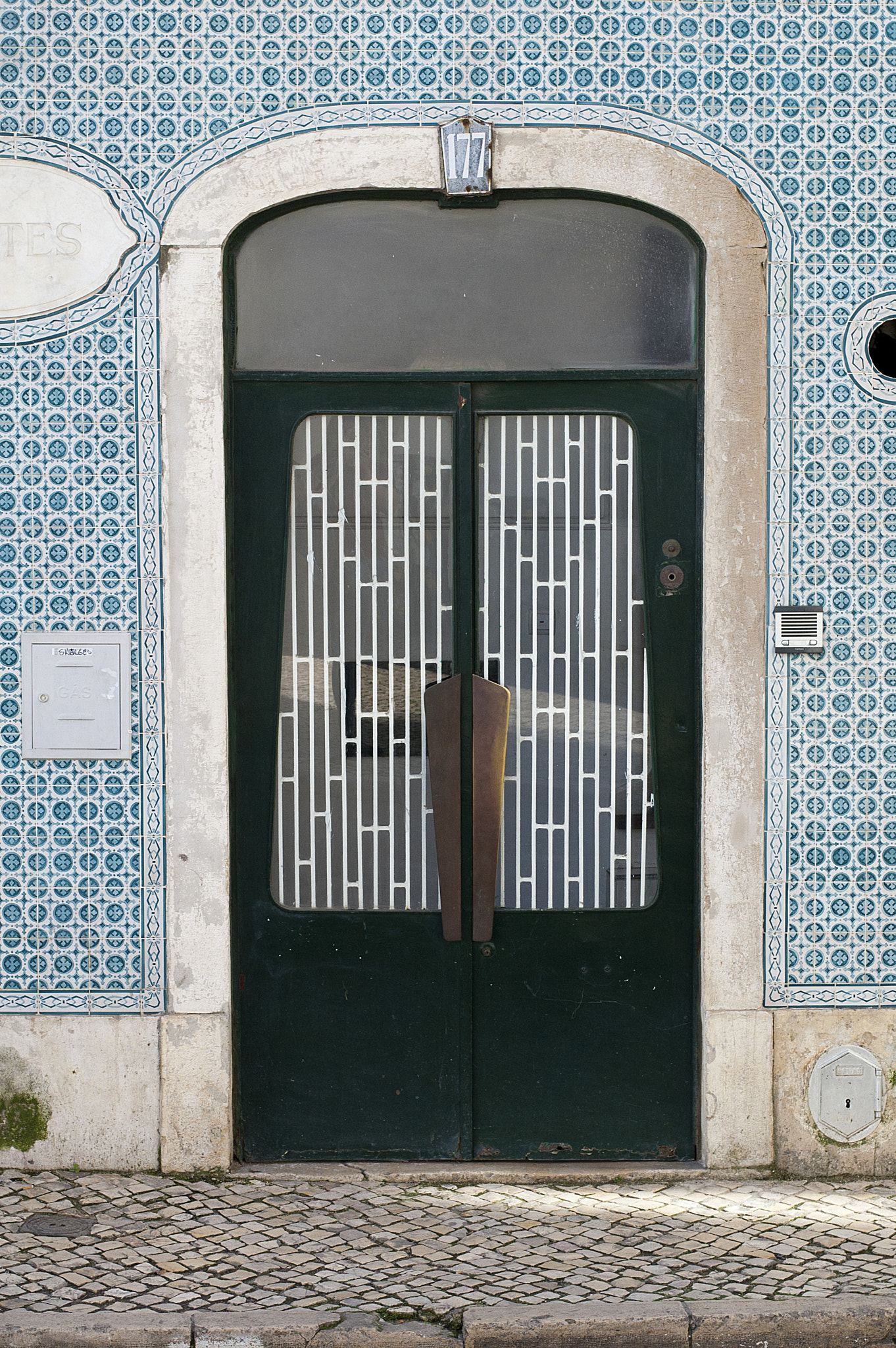 Nikon D40 + Nikon AF-S Nikkor 50mm F1.8G sample photo. Lisbon photography