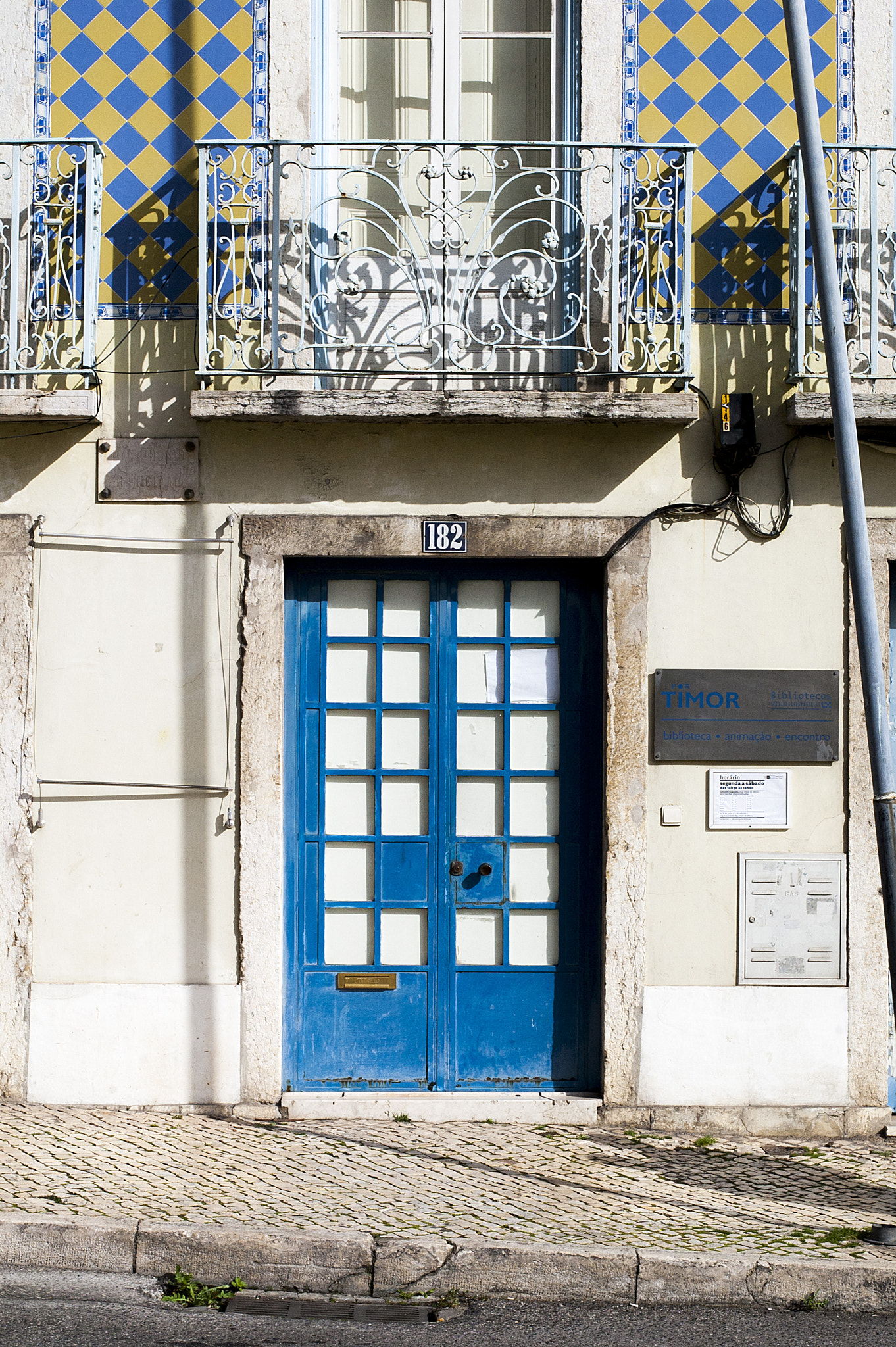 Nikon D40 + Nikon AF-S Nikkor 50mm F1.8G sample photo. Lisbon photography