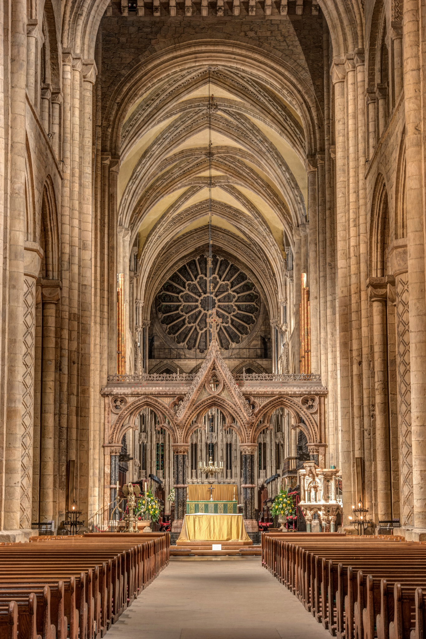 Samsung NX500 + Samsung NX 16-50mm F3.5-5.6 Power Zoom ED OIS sample photo. Rose window and the aisle photography