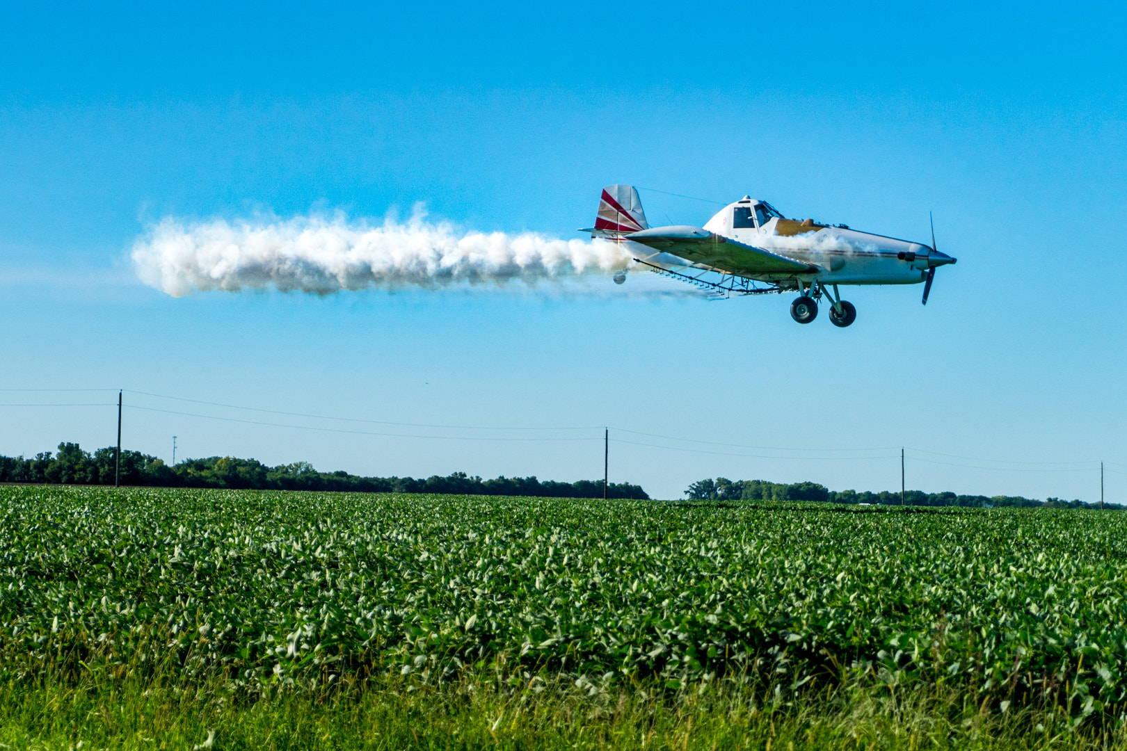Sony a7 + Sony Vario Tessar T* FE 24-70mm F4 ZA OSS sample photo. Plane tracks photography