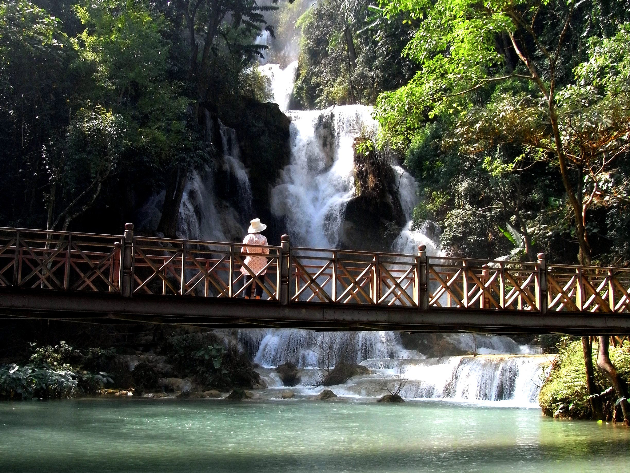Ricoh Caplio R7 sample photo. Kuang si falls photography