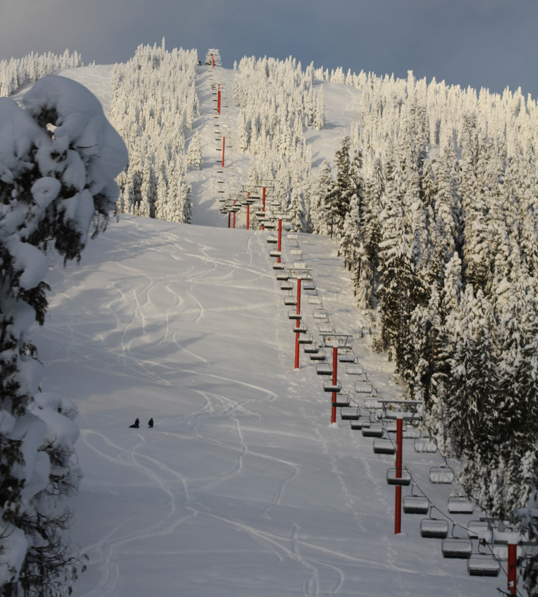 Canon EF 75-300mm f/4-5.6 USM sample photo. Ski hill photography