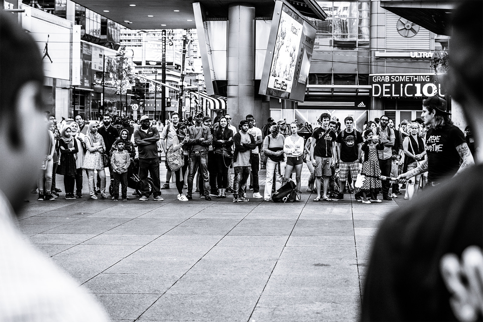 Canon EOS 5DS R + Canon EF 35mm F1.4L USM sample photo. Onlookers photography