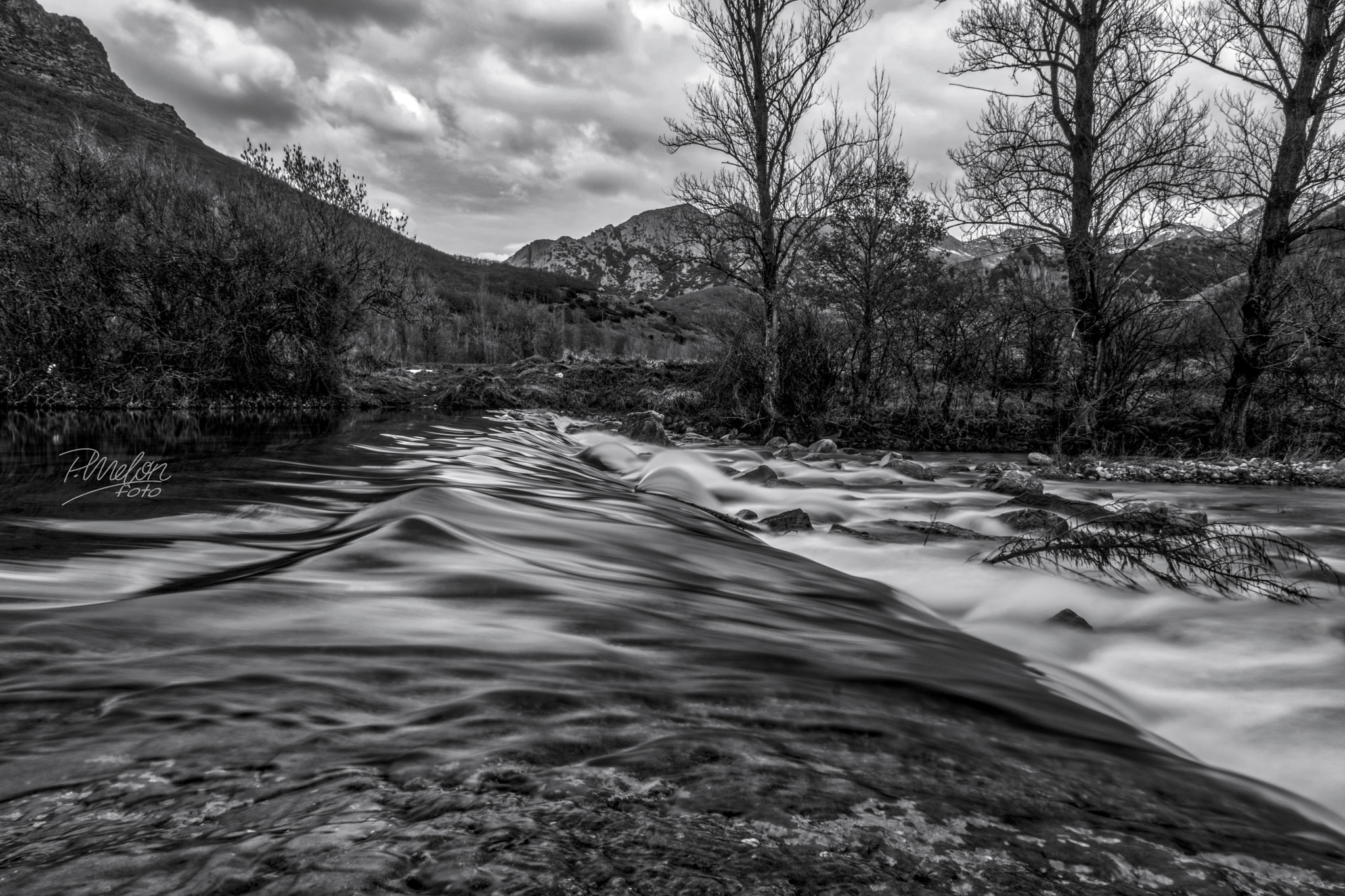 Sony SLT-A68 sample photo. La vecilla, río curueño b&w photography