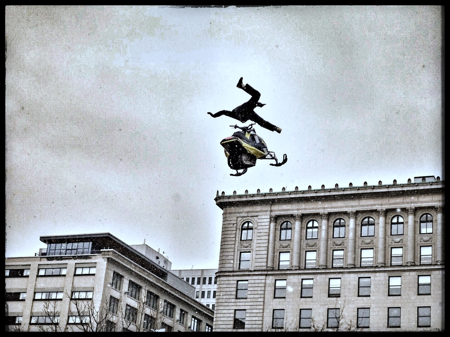 Sony Cyber-shot DSC-RX100 IV + Sony 24-70mm F1.8-2.8 sample photo. Fly high! #375mtl photography