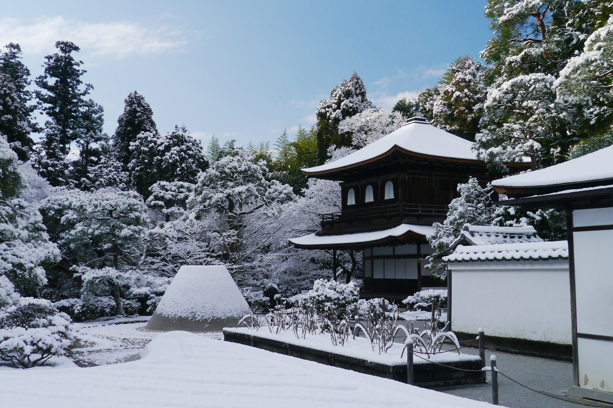 Panasonic Lumix DMC-GX1 + Panasonic Lumix G Vario HD 14-140mm F4-5.8 OIS sample photo. Winter in kyoto photography