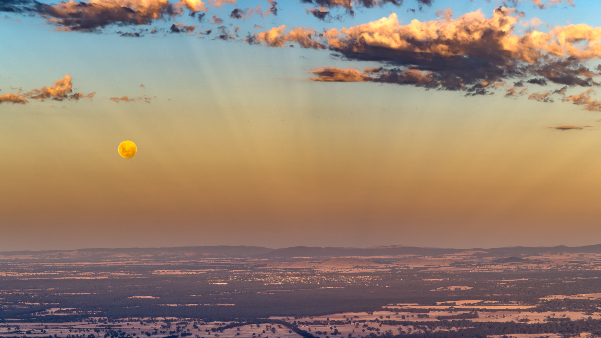 Olympus OM-D E-M5 II + Olympus M.Zuiko Digital ED 40-150mm F2.8 Pro sample photo. Golden moonrise photography