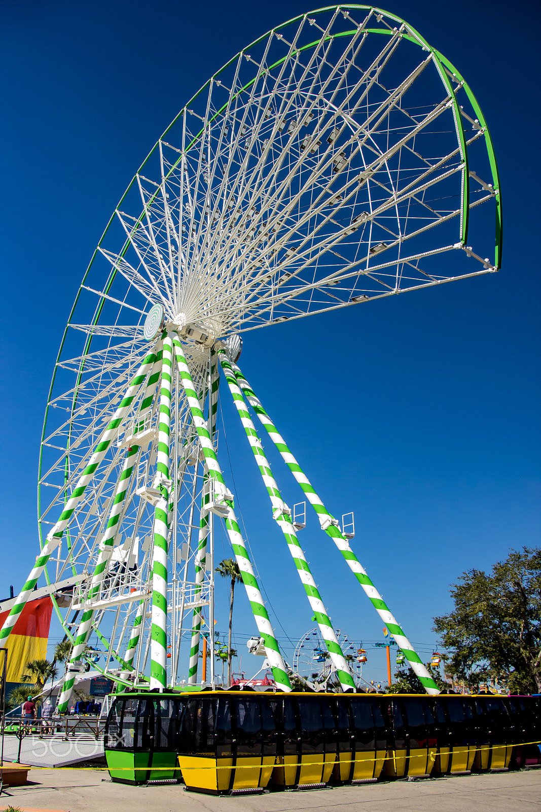 Canon EOS 600D (Rebel EOS T3i / EOS Kiss X5) sample photo. Ferris wheel being assembled photography