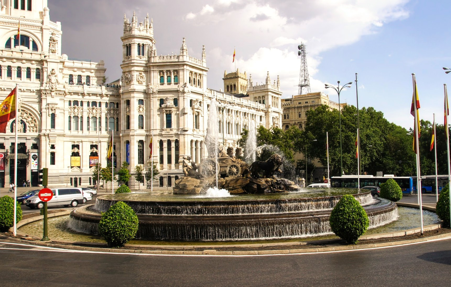 Sony SLT-A33 + Sony DT 16-105mm F3.5-5.6 sample photo. Cibeles square & fountain photography