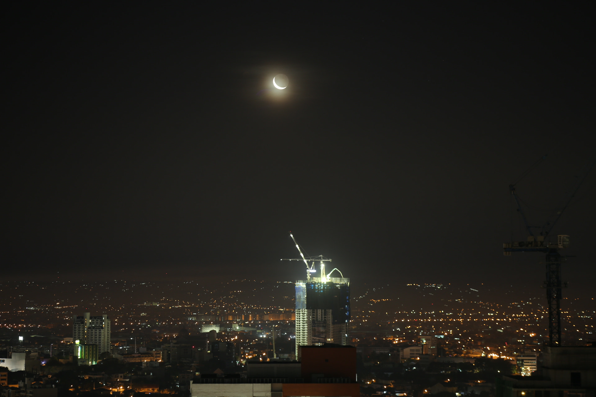 Canon EOS 6D + Canon EF 75-300mm f/4-5.6 USM sample photo. Crescent moonrise over metro photography