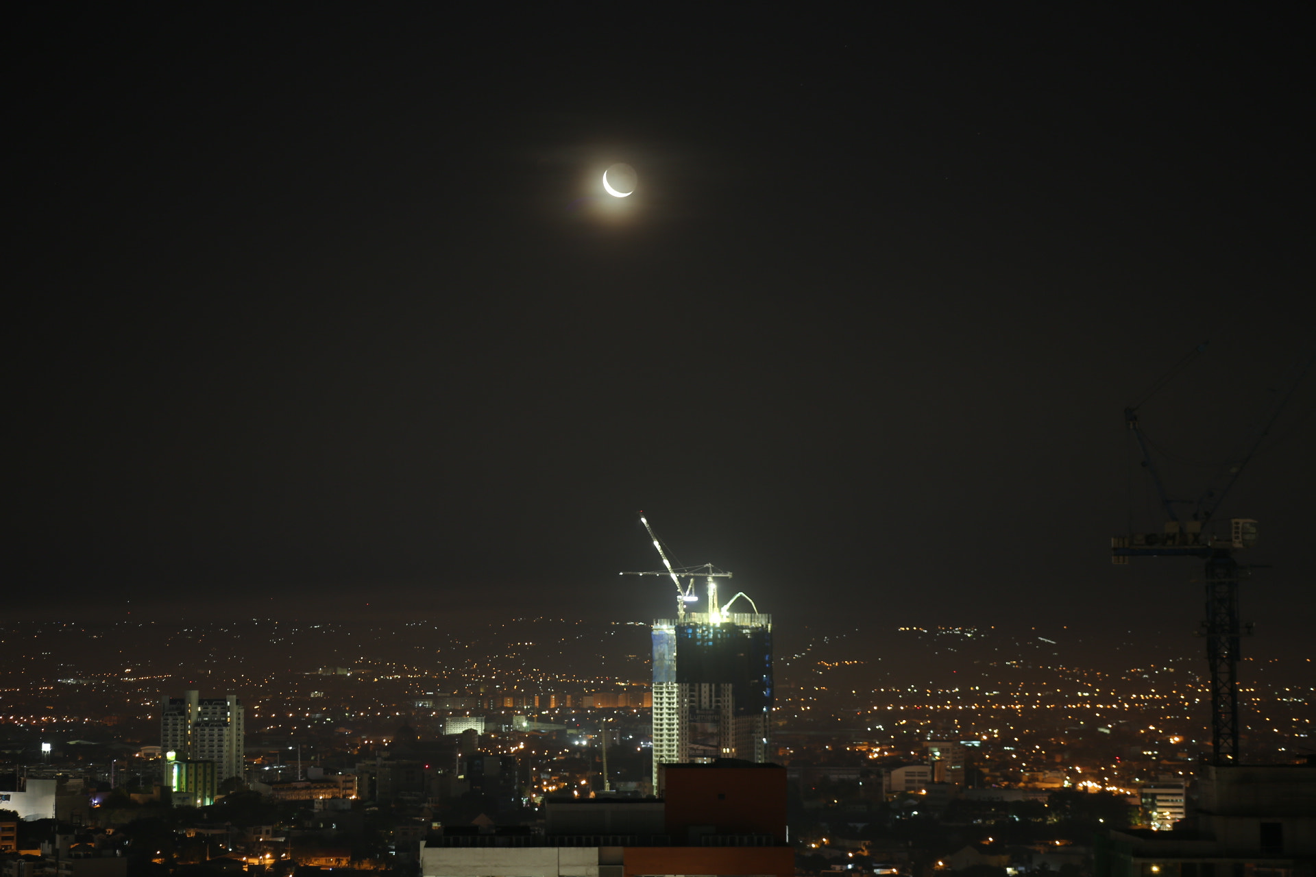 Canon EF 75-300mm f/4-5.6 USM sample photo. Crescent moonrise over metro photography