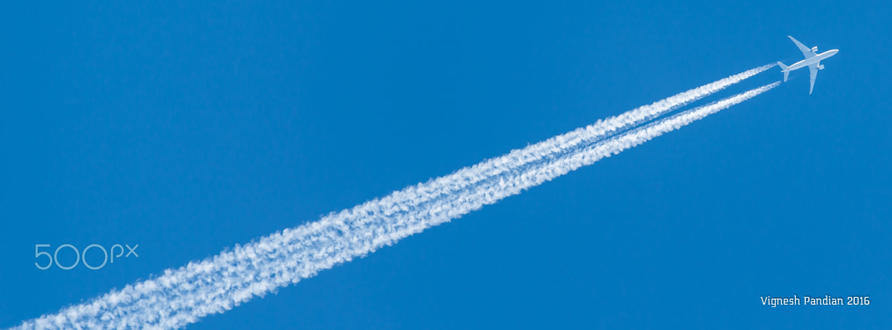 Nikon D800 + Nikon AF-S Nikkor 300mm F4D ED-IF sample photo. Soar away in the blue sky (contrail) photography