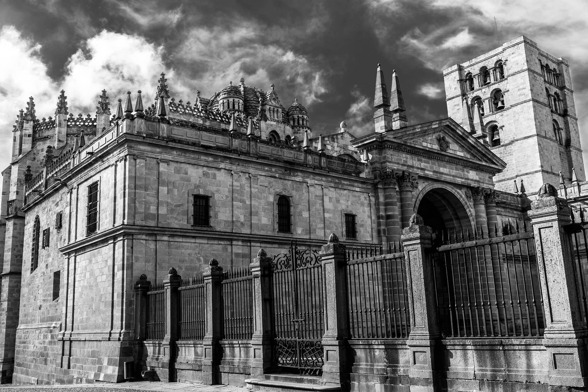 Canon EF 35mm F1.4L II USM sample photo. Catedral zamora black & white photography