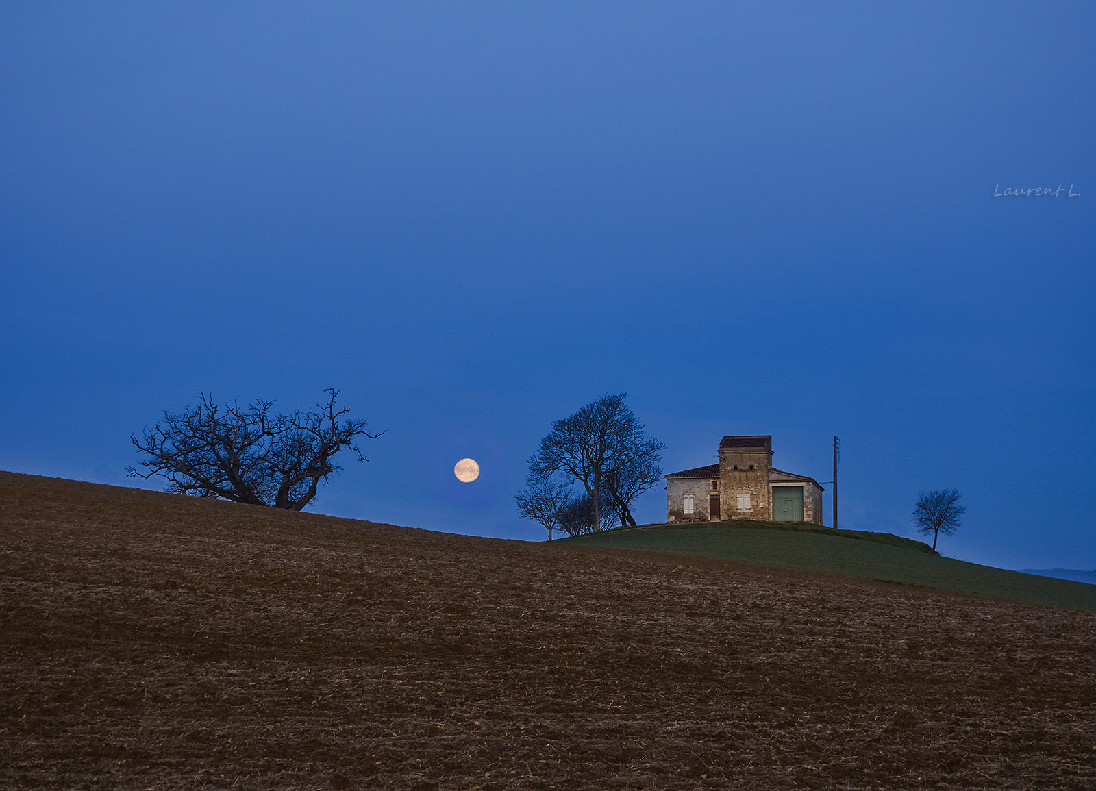 Olympus OM-D E-M10 II + Olympus M.Zuiko Digital 14-42mm F3.5-5.6 II R sample photo. Solitude sous la lune photography