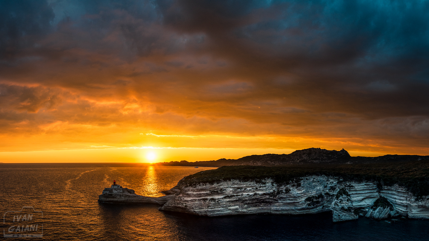 Nikon AF-S Nikkor 200-400mm F4G ED-IF VR sample photo. Sunset at bonifacio photography