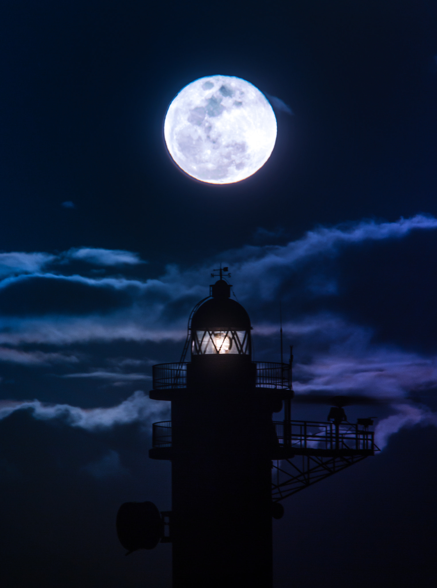 Tamron SP 35mm F1.8 Di VC USD sample photo. Luna llena del 11 de febrero de 2017. en la imagen, el faro de la punta de abona en tenerife,l. photography