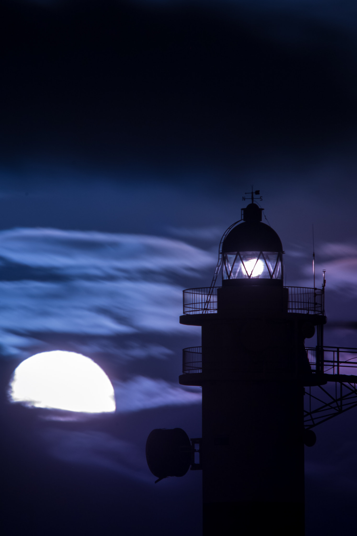 Tamron SP 35mm F1.8 Di VC USD sample photo. Silueta del faro de abona con la luna llena. photography