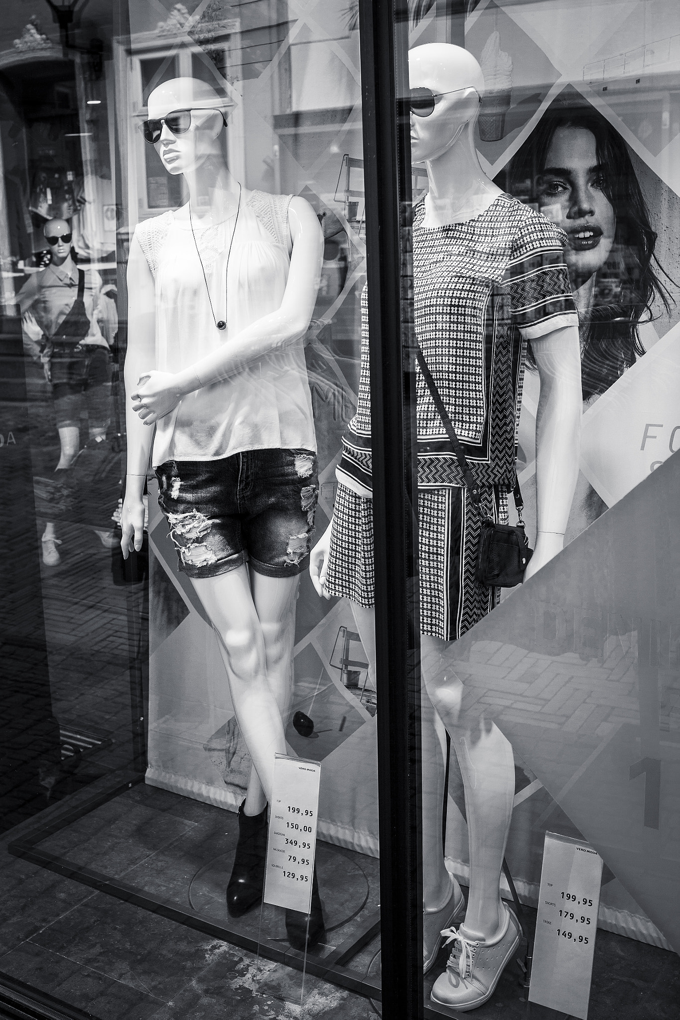 Canon EF 35mm F2 IS USM sample photo. Plastic people... photography