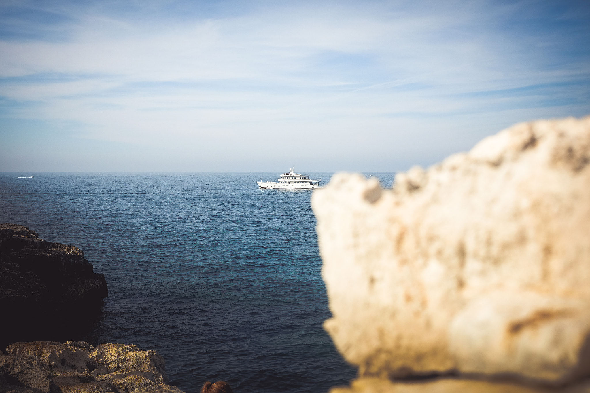 Fujifilm X-T10 + Fujifilm XF 27mm F2.8 sample photo. The boat over the coast photography