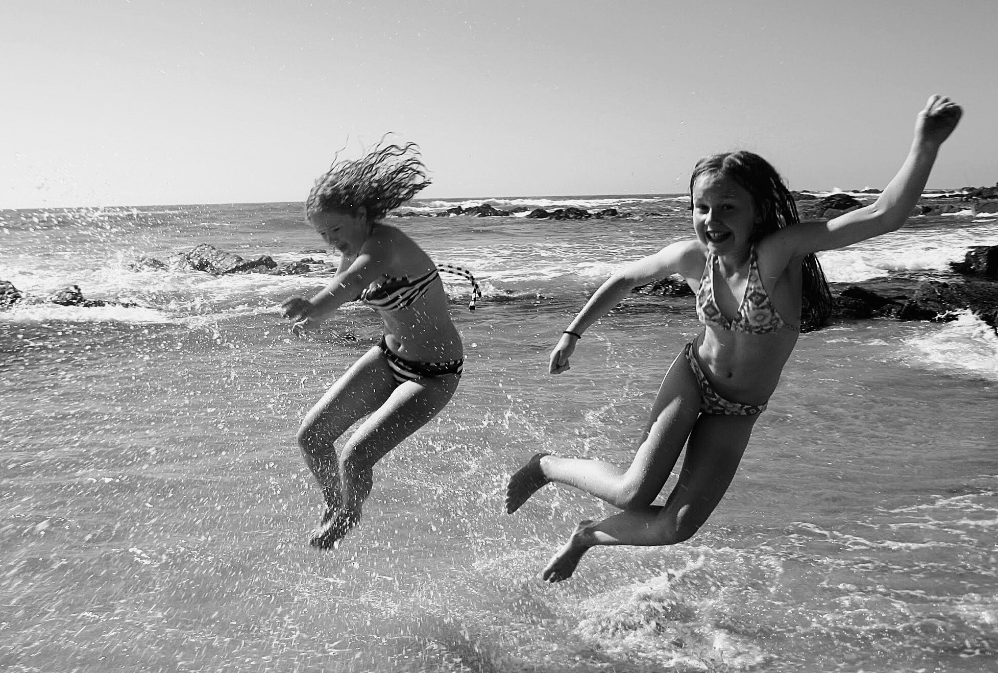 Canon PowerShot ELPH 310 HS (IXUS 230 HS / IXY 600F) sample photo. Jumping girls in the beach photography
