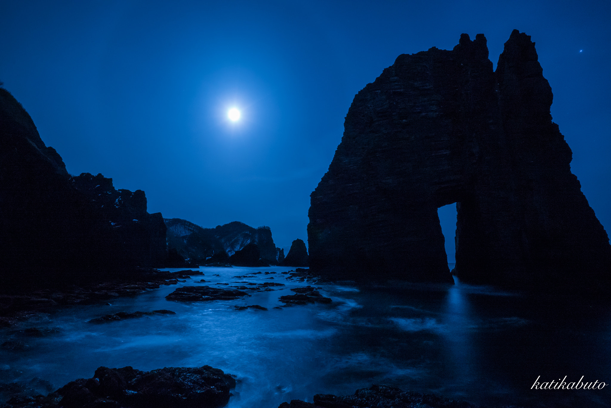 Sony a7S + Sony Vario-Tessar T* FE 16-35mm F4 ZA OSS sample photo. In the moonlight photography