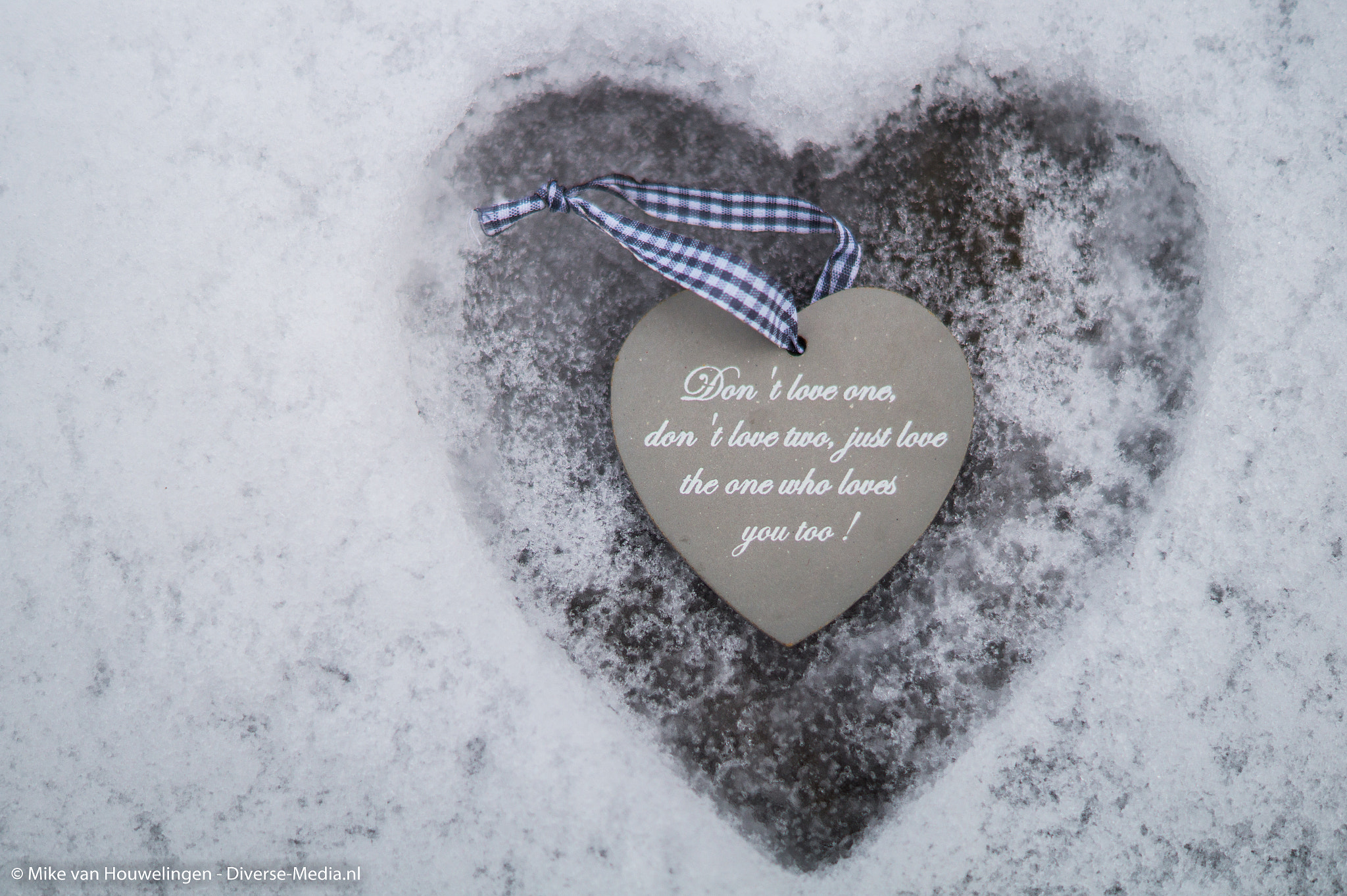 Sony SLT-A58 sample photo. Love in the snow photography