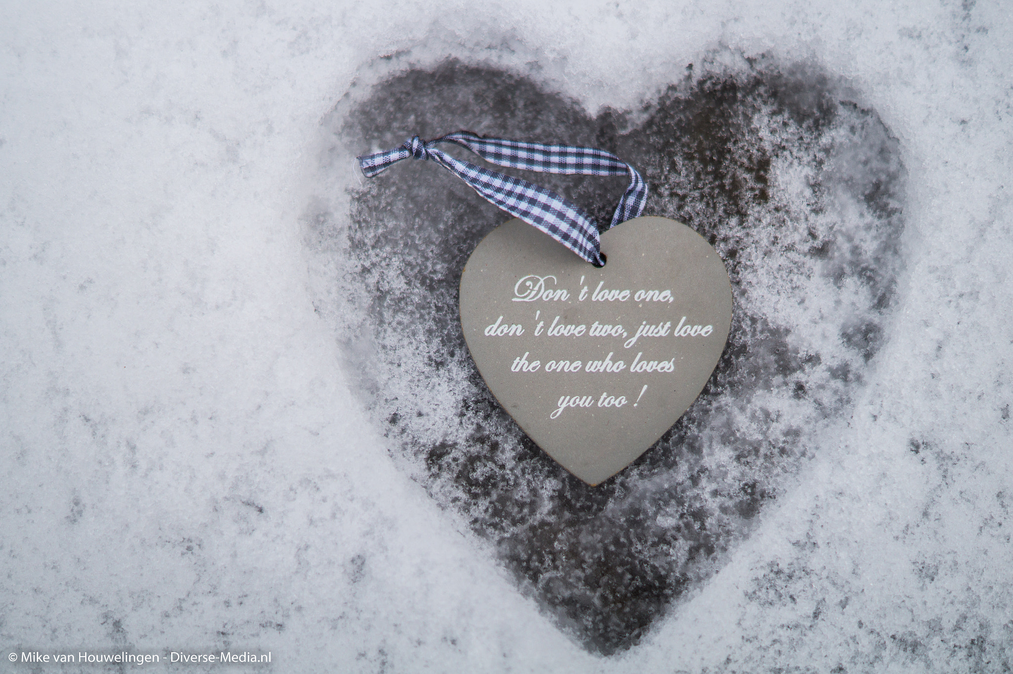 Sony SLT-A58 + Sony DT 50mm F1.8 SAM sample photo. Love in the snow photography