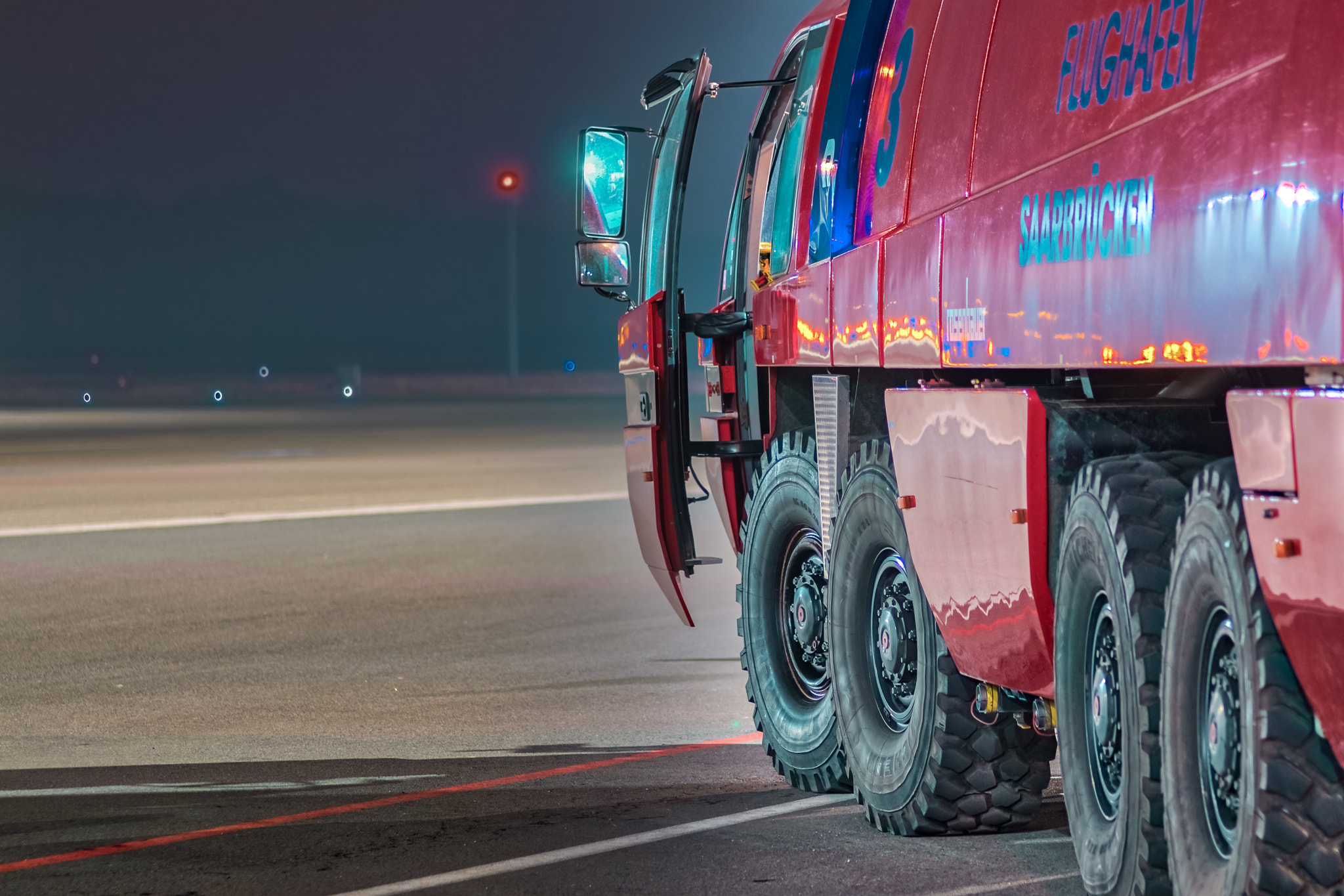 Canon EOS 70D + Tamron SP AF 70-200mm F2.8 Di LD (IF) MACRO sample photo. Airport by night photography