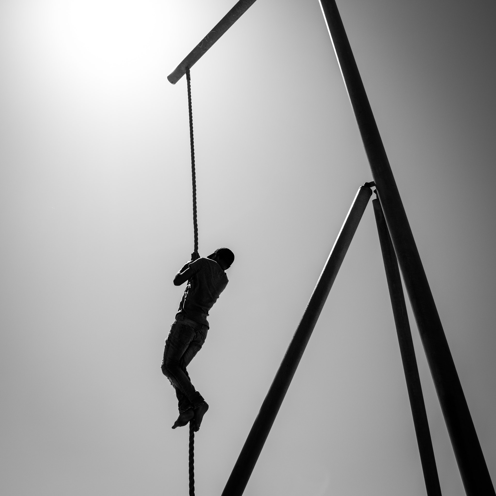 Fujifilm X-T10 + Fujifilm XF 18mm F2 R sample photo. Climbing in venice beach - los angeles, united states - black and white street photography photography